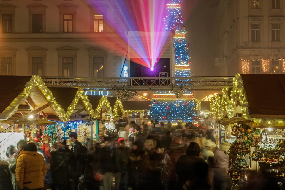 Budapest Christmas Markets (Advent Basilica & Vörösmarty Classic Xmas) — Light Shows & Entertainment