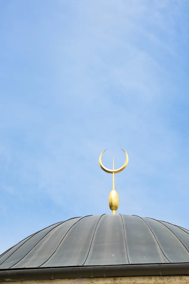 Crescents Over the Danube: The Complete Muslim Traveler’s Guide to Budapest — Prayer Spaces and Mosques