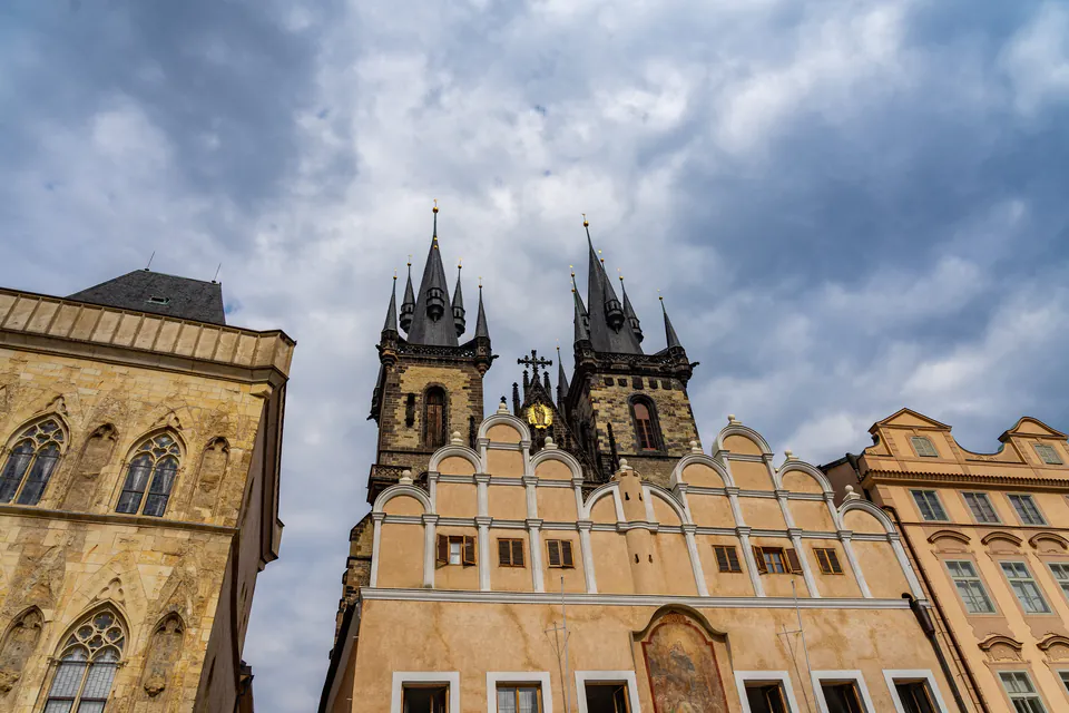 Prague Winter Guide: Staroměstské náměstí — Experiential Tourism: Thermal Refuges and Atmospheric Preservation