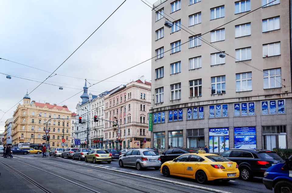 Prague Taxis & Rideshare Guide — The Digital Duopoly and the Local Challenger