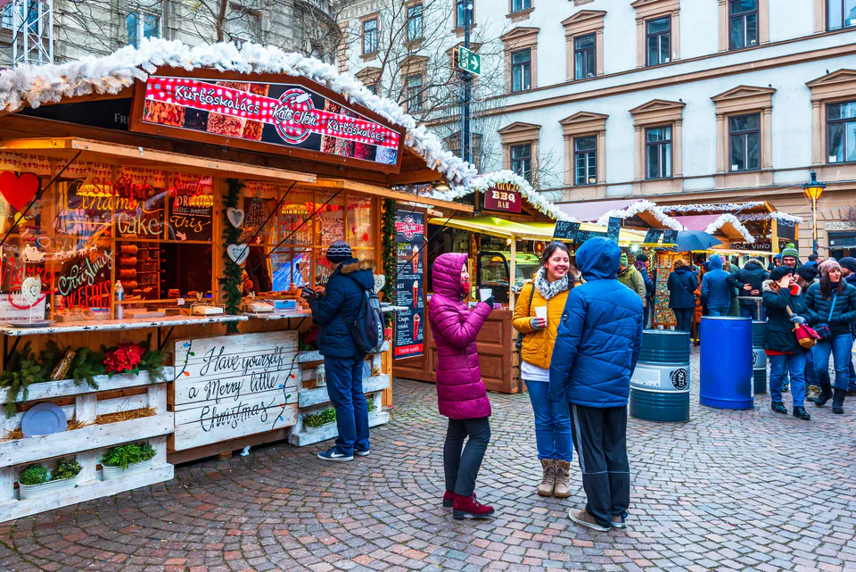 The Insider's Guide to Budapest's Christmas Markets: Magic, Mulled Wine, and Local Secrets — Practical Survival Guide: Logistics & Tips