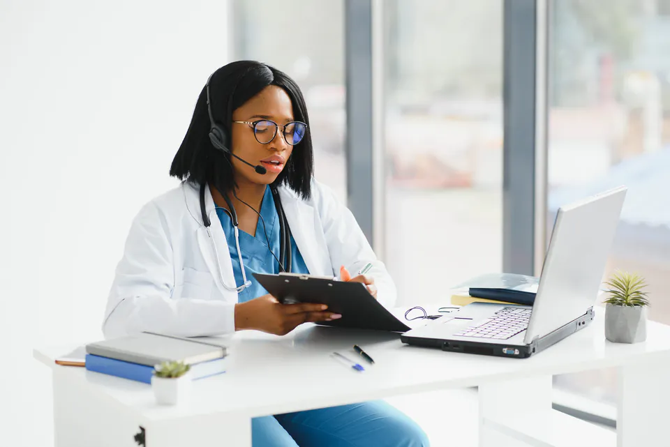 Vienna 医疗与药房指南：实用就医攻略 — 第一步：拨打 Vienna 1450 健康热线