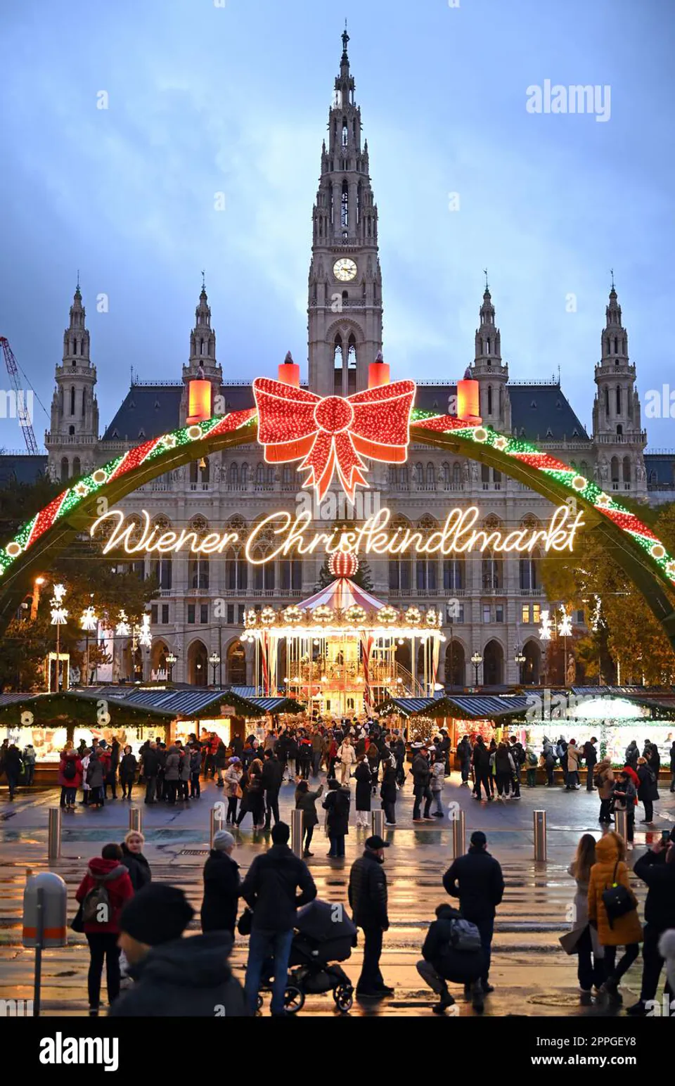 Wiener Christkindlmarkt am Rathausplatz — What to Eat & Drink