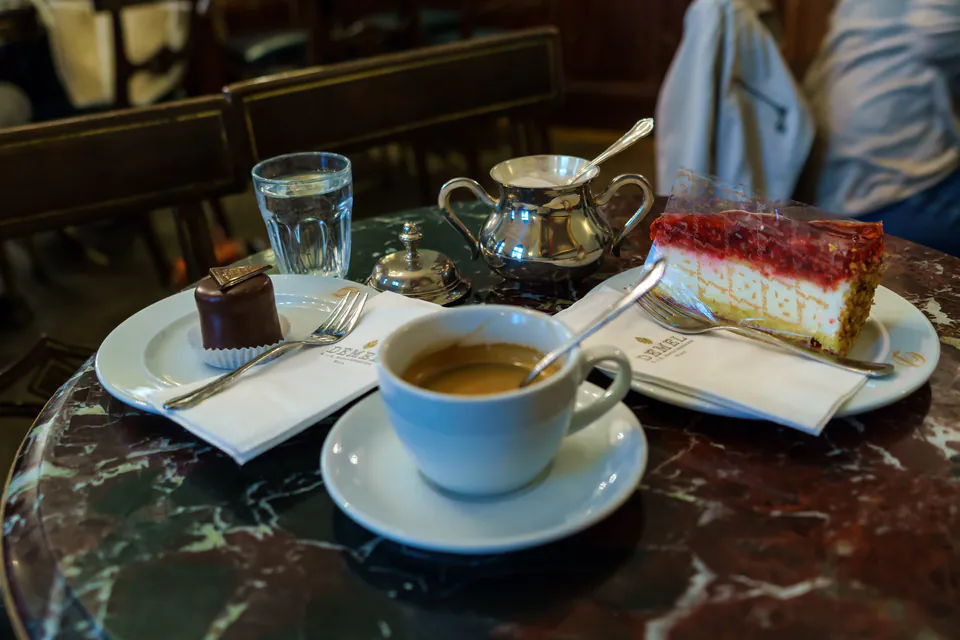 Guide de la culture des cafés de Vienne : le regard d'un habitant — Compagnons sucrés : pâtisseries et petite restauration